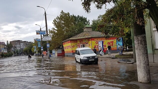 ''Выключили свет'': последствия сильного ливня в Бердянске ужаснули сеть