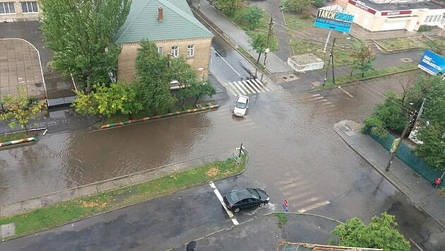''Выключили свет'': последствия сильного ливня в Бердянске ужаснули сеть