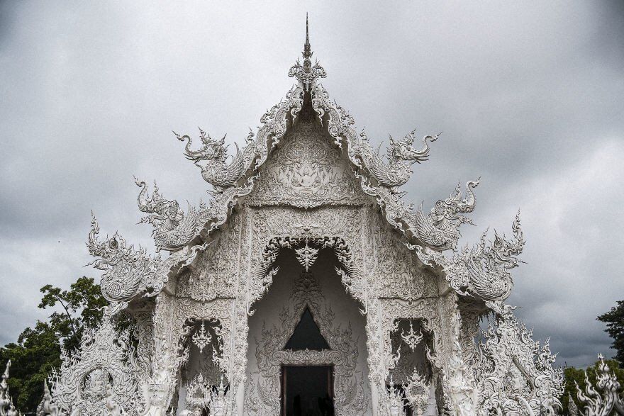 Лепнина и камни: как выглядит уникальный храм в Таиланде