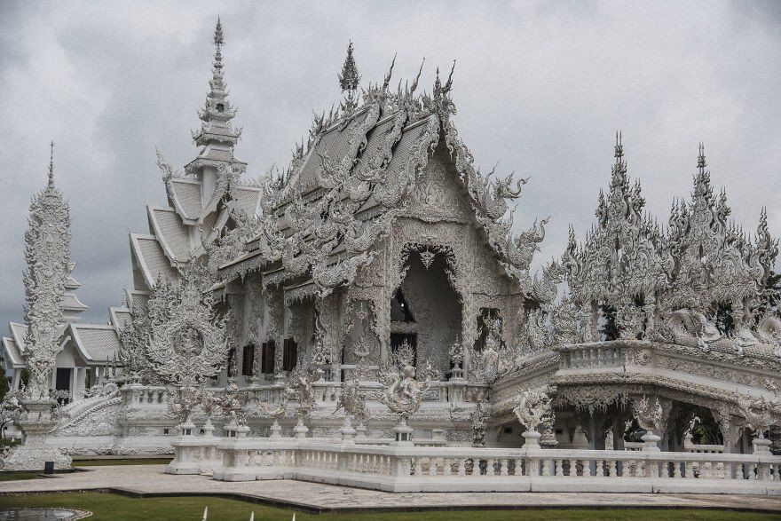 Лепнина и камни: как выглядит уникальный храм в Таиланде
