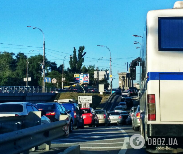 В Киеве двойное ДТП в час пик парализовало движение по мосту