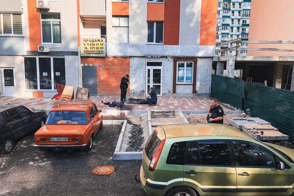 В Киеве на стройке нового ЖК убило женщину: первые фото с места ЧП 