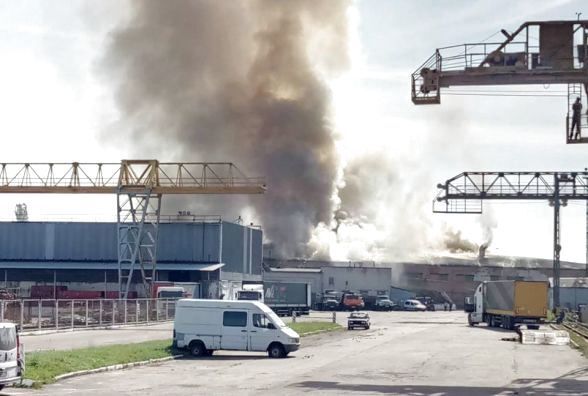 На фабриці у Житомирі спалахнула величезна пожежа: відеотрансляція онлайн