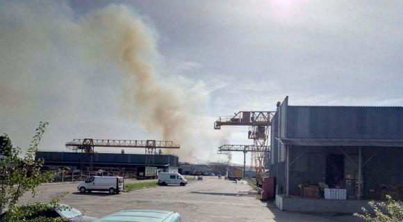 На фабриці у Житомирі спалахнула величезна пожежа: відеотрансляція онлайн