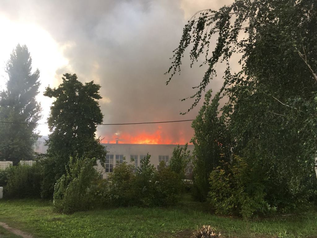 На фабриці у Житомирі спалахнула величезна пожежа: відеотрансляція онлайн