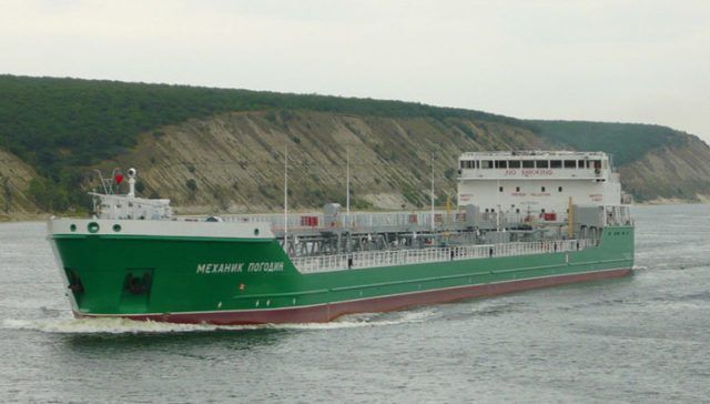 Украинская лодка протаранила танкер России: опубликованы фото