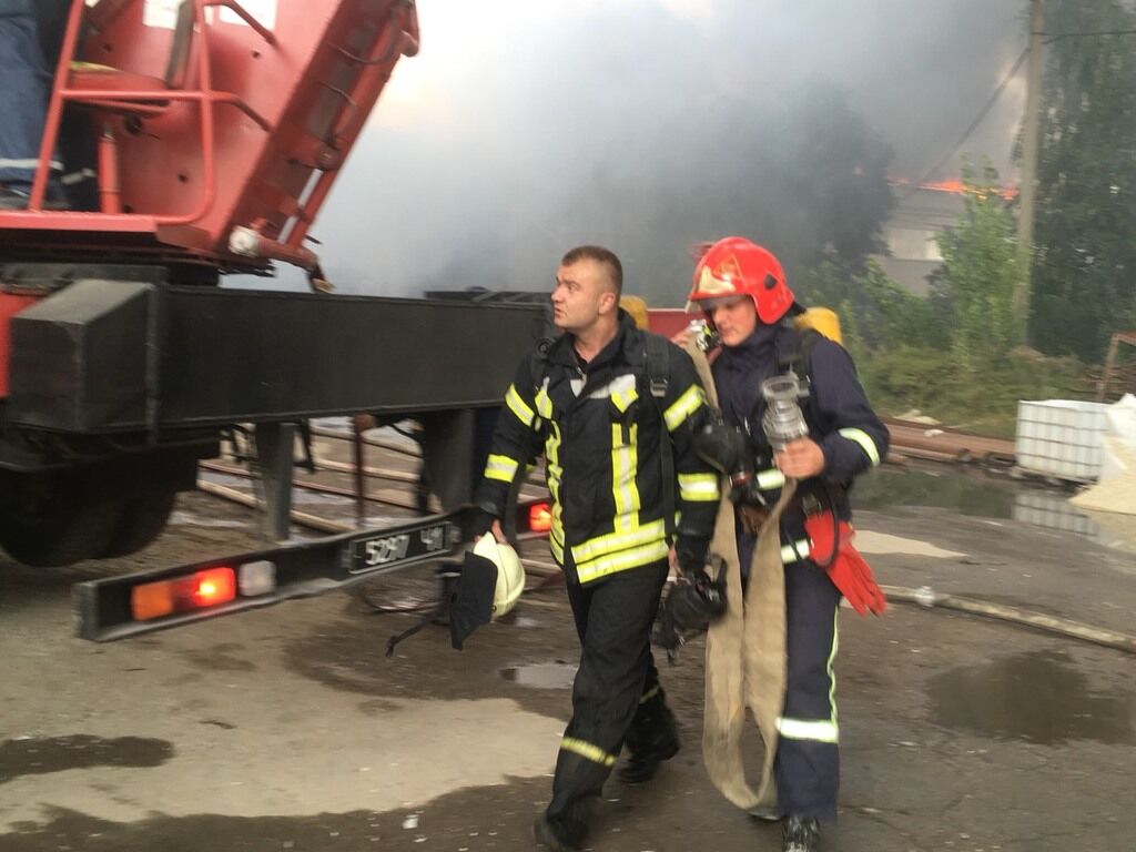 На фабриці у Житомирі спалахнула величезна пожежа: відеотрансляція онлайн