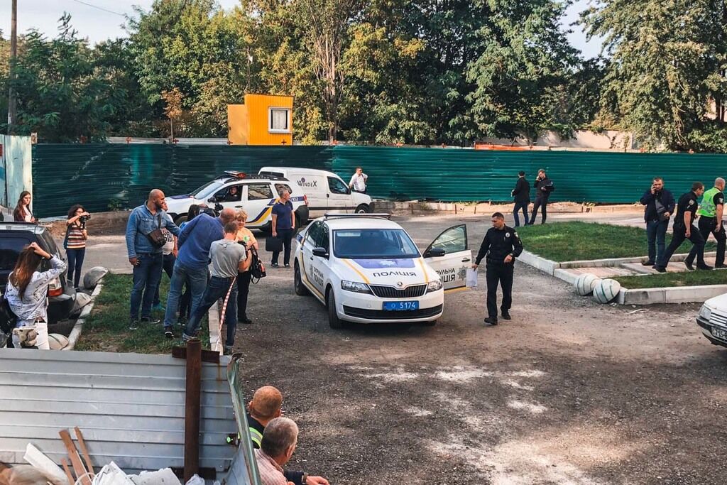 У Києві на будівництві нового ЖК вбило жінку: перші фото з місця НП