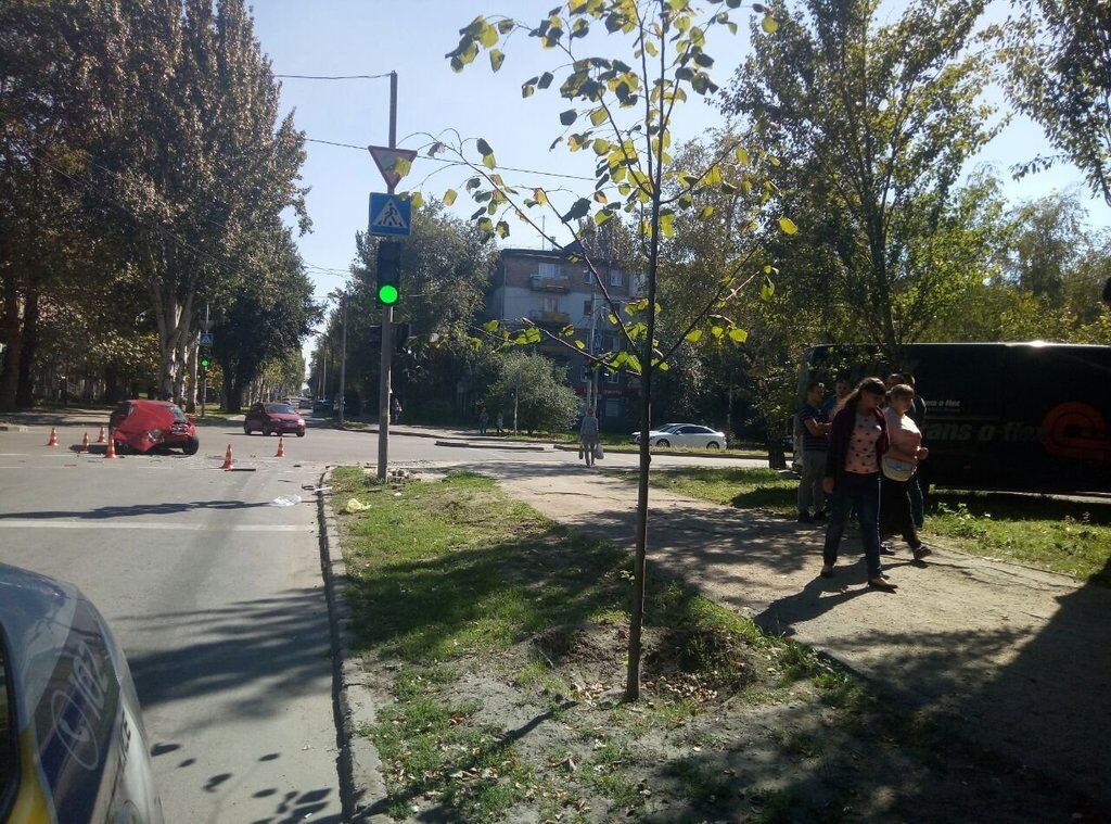 В Запорожье микроавтобус столкнулся с легковым авто и влетел в стену: пострадал пешеход (ФОТО)