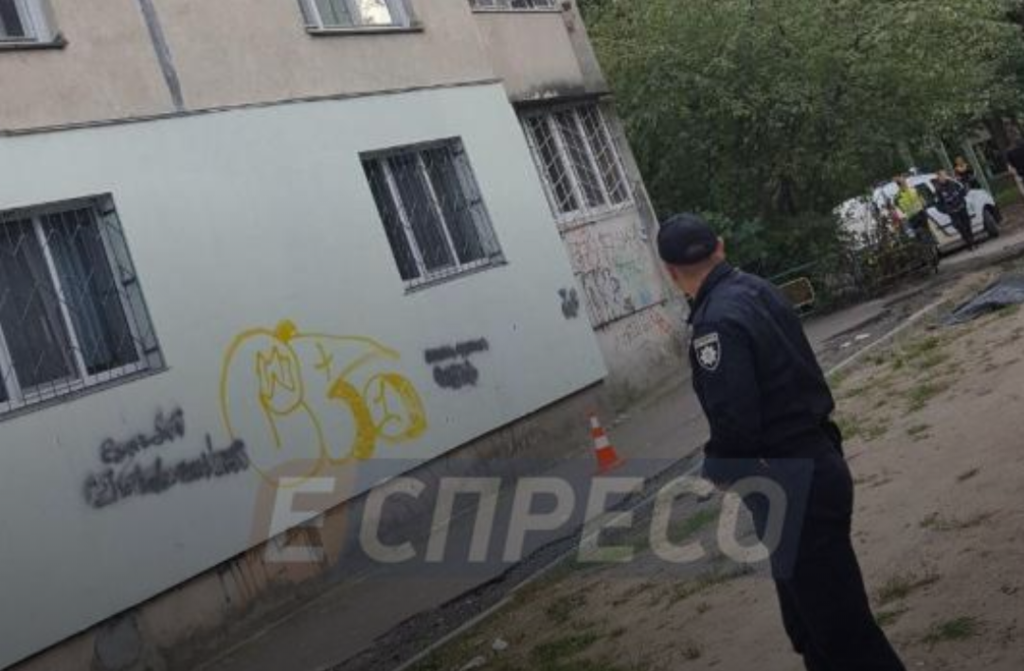"Синий кит"? В Киеве девочка-подросток выбросилась из окна