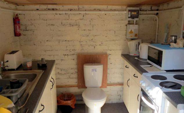 ''Здам будинок під Києвом з унітазом на кухні'': розкрито секрет відомого фото
