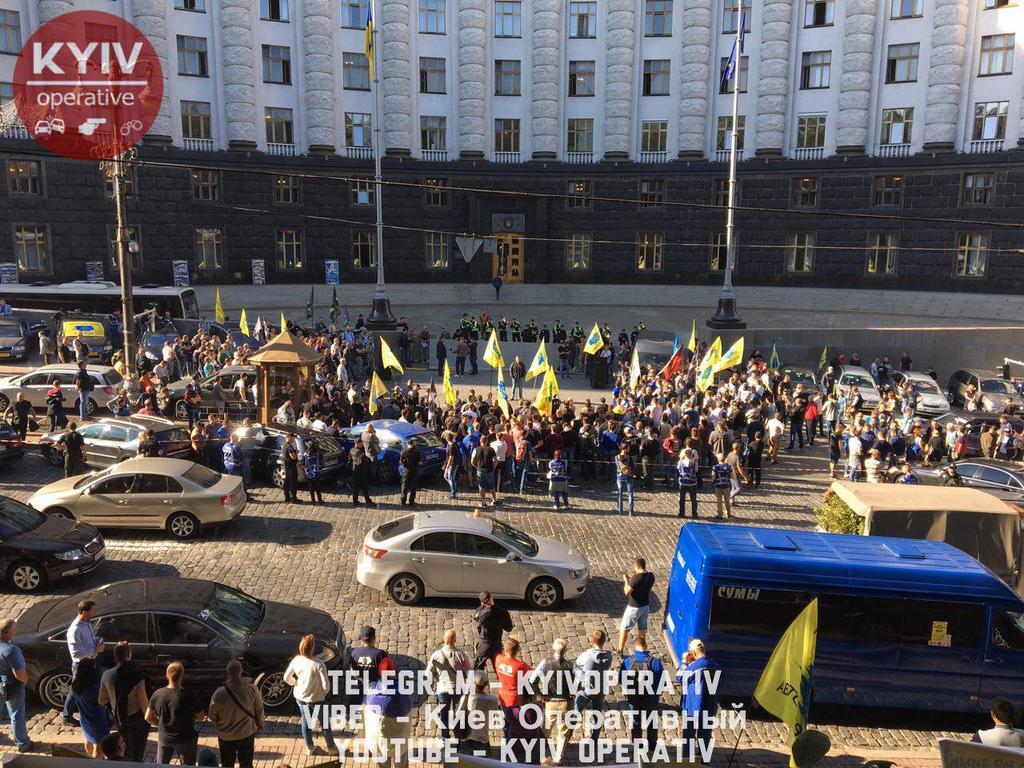Центр Києва блокували сотні авто на єврономерах