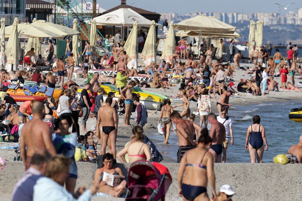 Пляжи забиты: Одесса показала Крыму настоящий бархатный сезон