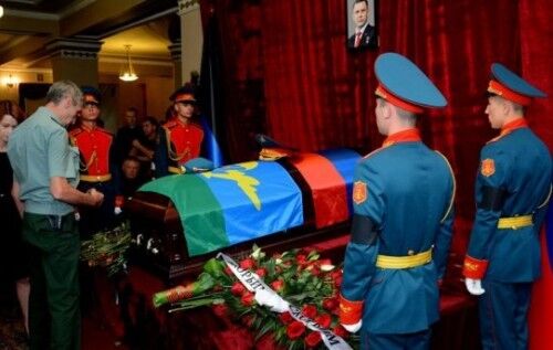 Захарченко хоронят в закрытом гробу: фоторепортаж из Донецка