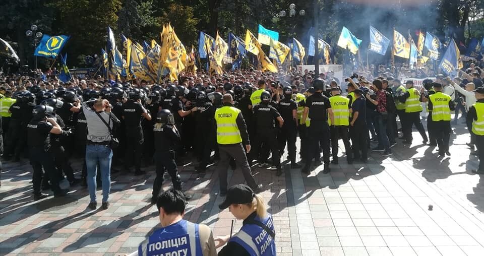 А где ''белый вождь''? В штурме Рады радикалами всплыл интересный момент