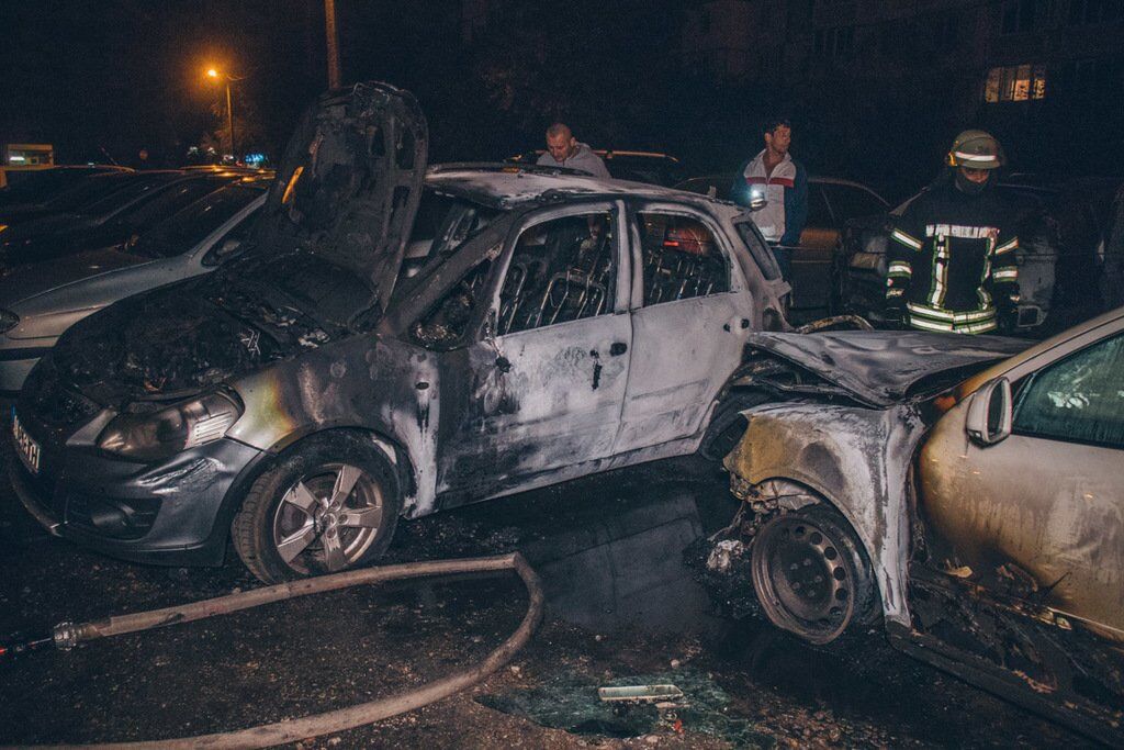 У Києві влаштували масштабну пожежу на парковці: відео
