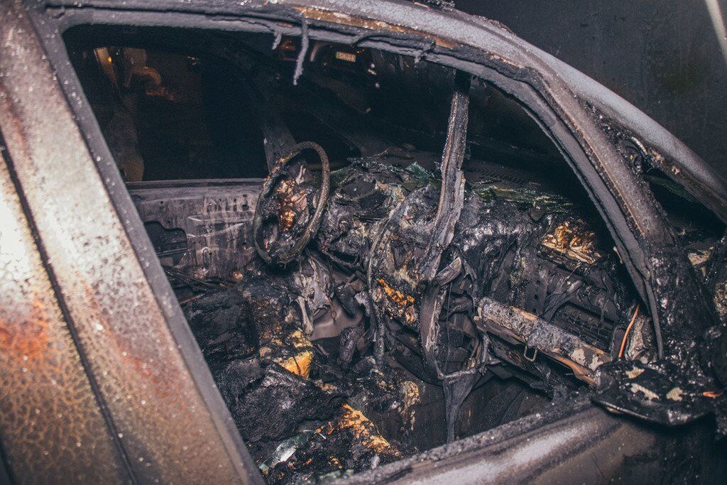 Месть активисту? В Киеве устроили масштабный пожар на парковке. Видеофакт