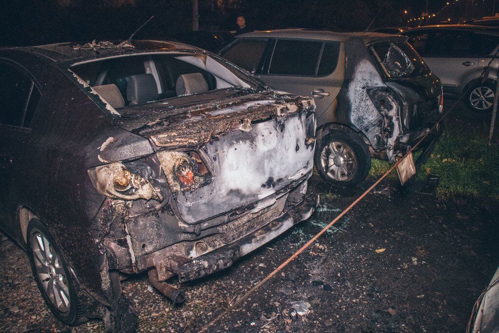 Месть активисту? В Киеве устроили масштабный пожар на парковке. Видеофакт