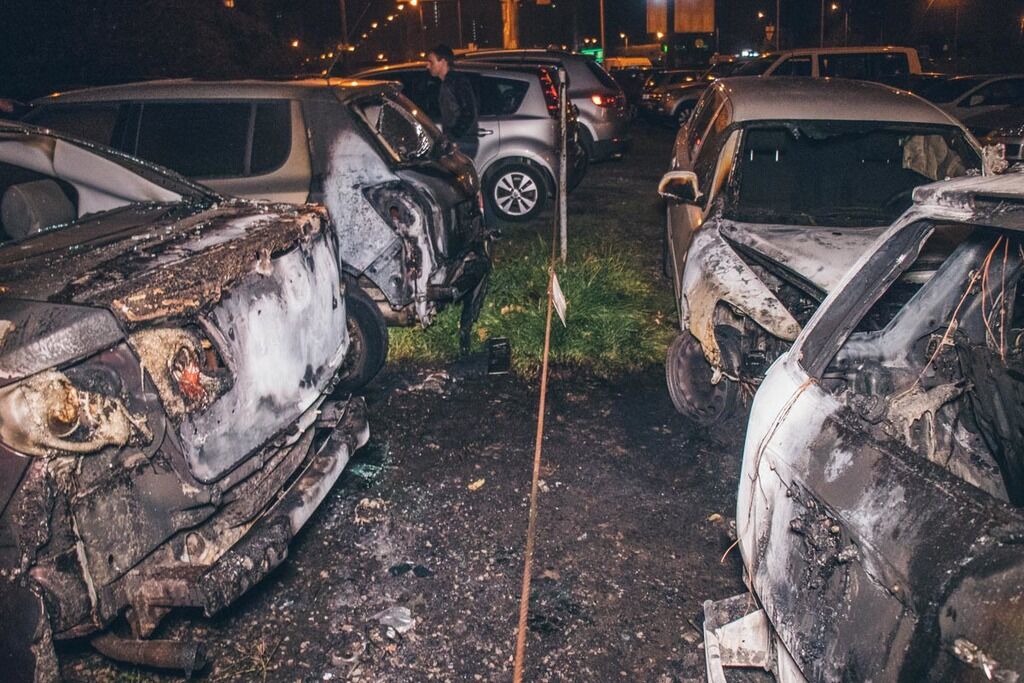 Помста активісту? У Києві влаштували масштабну пожежу на парковці. Відеофакт