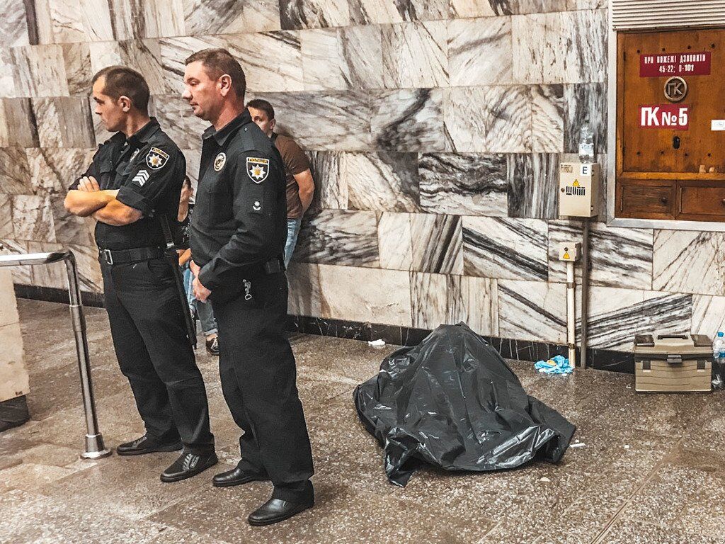 На станции метро Киева обнаружили труп: фото