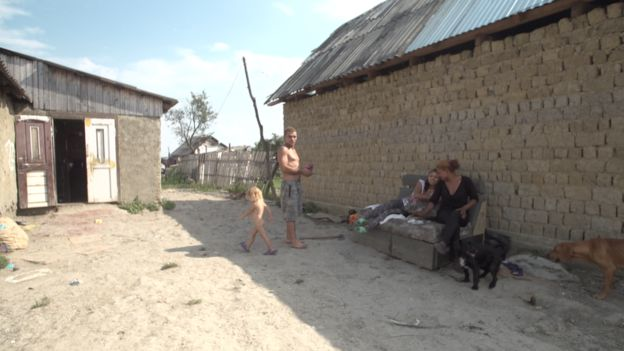 "На полу туалетная бумага и 13 детей": репортаж о жуткой бедности ромов в Украине