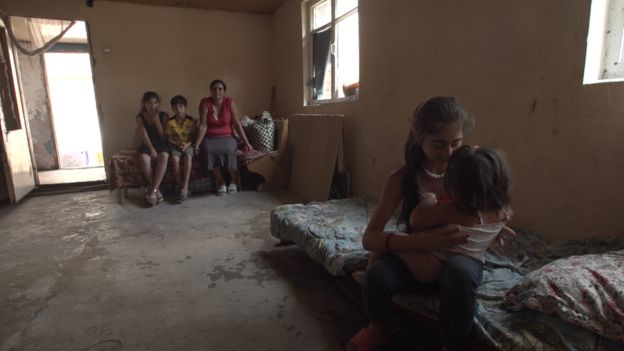 "На підлозі туалетний папір і 13 дітей": репортаж про жахливу бідність ромів в Україні