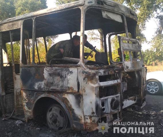 Перевозив 20 дітей: на Сумщині повністю згорів пасажирський автобус. Фото НП