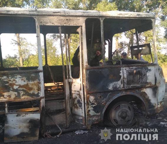 Перевозив 20 дітей: на Сумщині повністю згорів пасажирський автобус. Фото НП