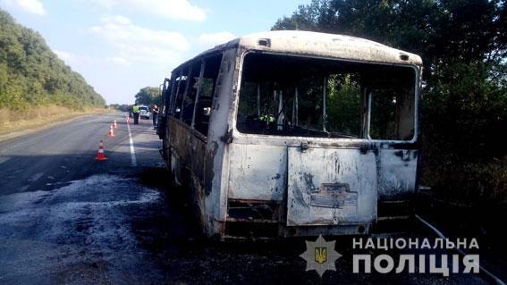 Перевозив 20 дітей: на Сумщині повністю згорів пасажирський автобус. Фото НП