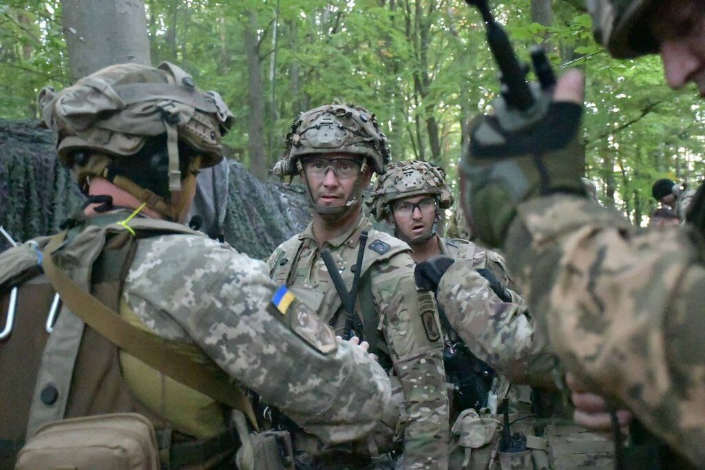 Украинские десантники ''захватили'' итальянских спецназовцев: фото операции