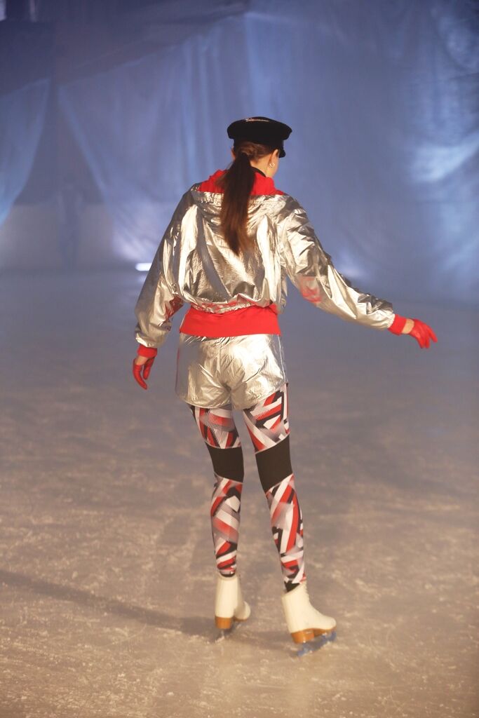 Зірки шоу "Топ-моделі по-українськи" "запалили" на льоду: яскраві фото