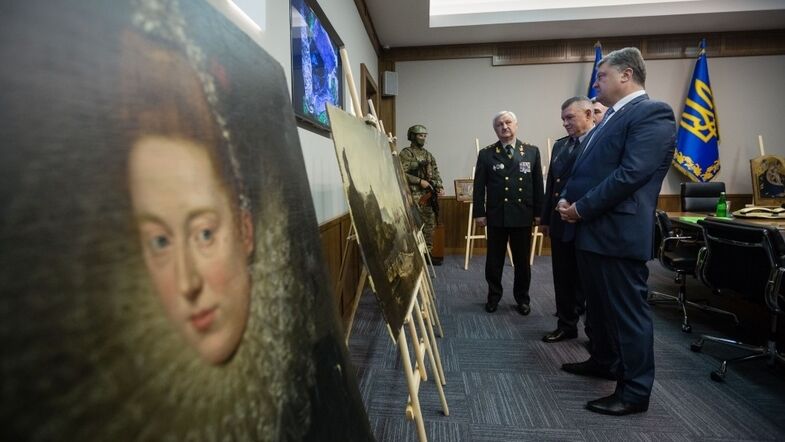 А картини повернуть? Друзі Путіна позбавили Порошенка почесного звання