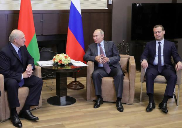 ''На приставному стільчику у Путіна'': Медведєв став посміховиськом на новому фото
