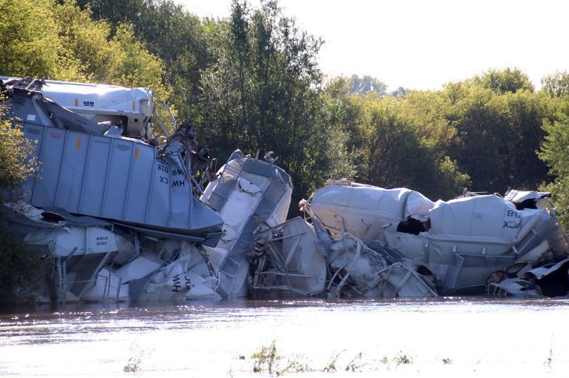 В США рухнул мост, поезд сорвался в реку: фото и видео ж/д катастрофы