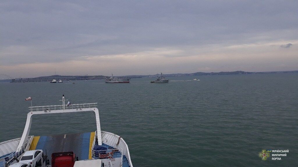 Пошуково-рятувальне судно "Донбас" і морський буксир "Корець" під час переходу Керченської протоки