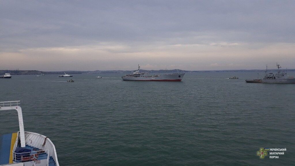 Пошуково-рятувальне судно "Донбас" і морський буксир "Корець" під час переходу Керченської протоки