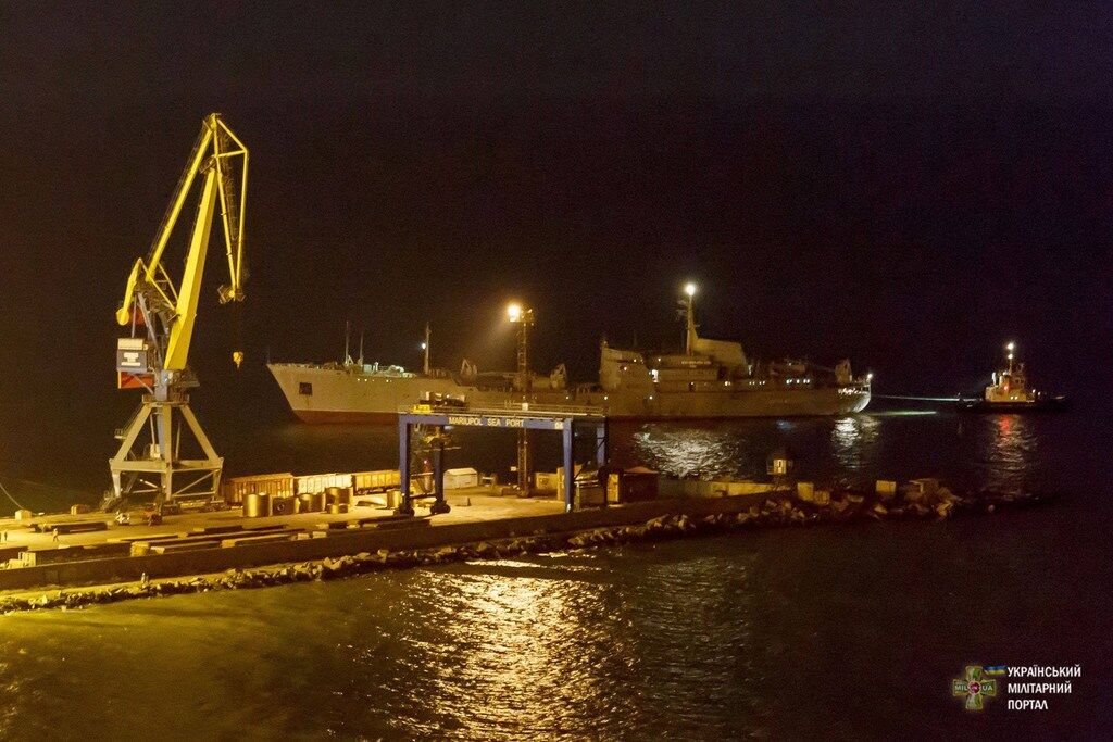 "Донбасс" и "Корец" в порту Мариуполя