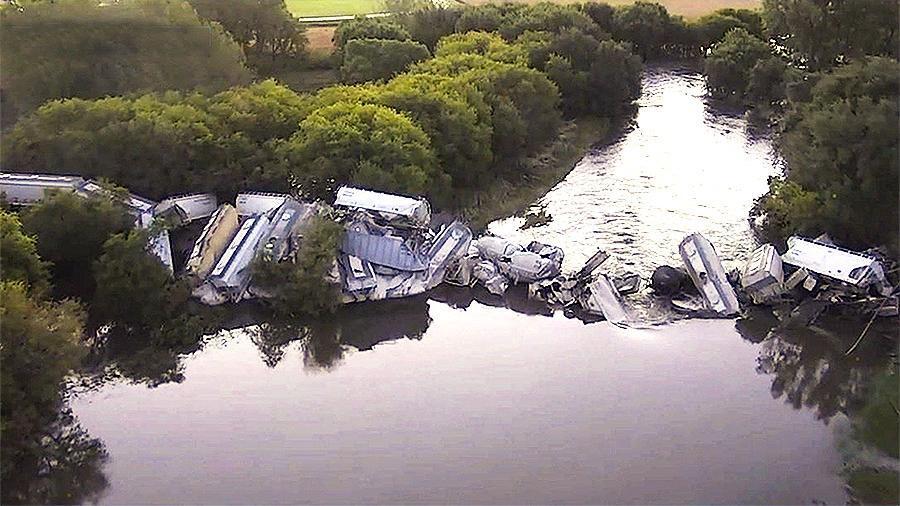 У США обвалився міст, потяг зірвався в річку: фото і відео залізничної катастрофи