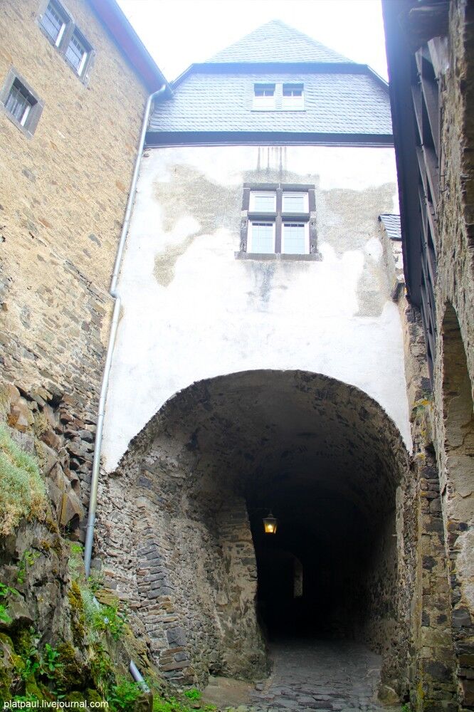 Путешественник показал удивительную красоту старинного замка в Германии: яркие фото