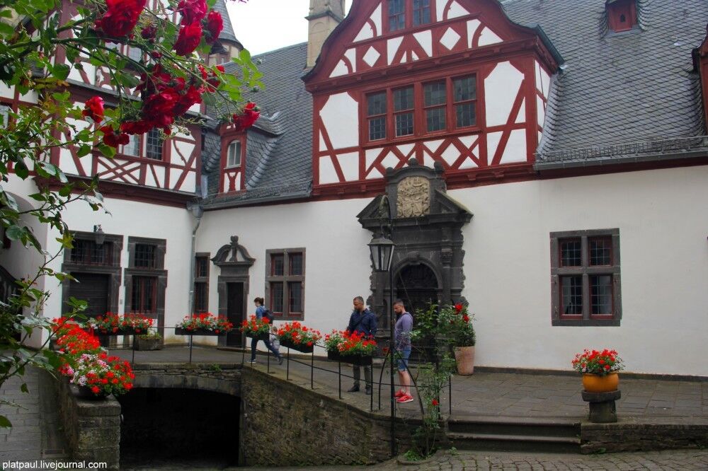 Путешественник показал удивительную красоту старинного замка в Германии: яркие фото