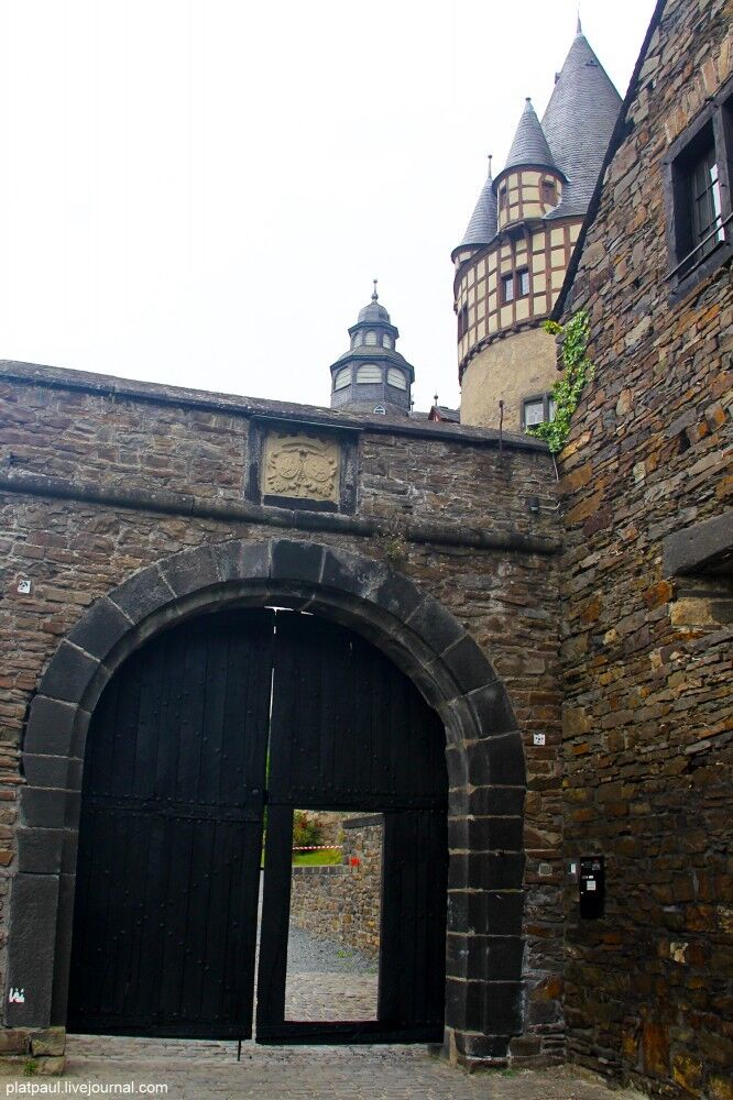 Мандрівник показав дивовижну красу старовинного замку в Німеччині: яскраві фото