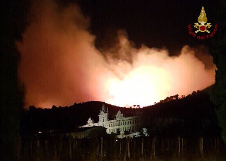Адское пламя: в Италии сотни людей покинули дома из-за страшного пожара