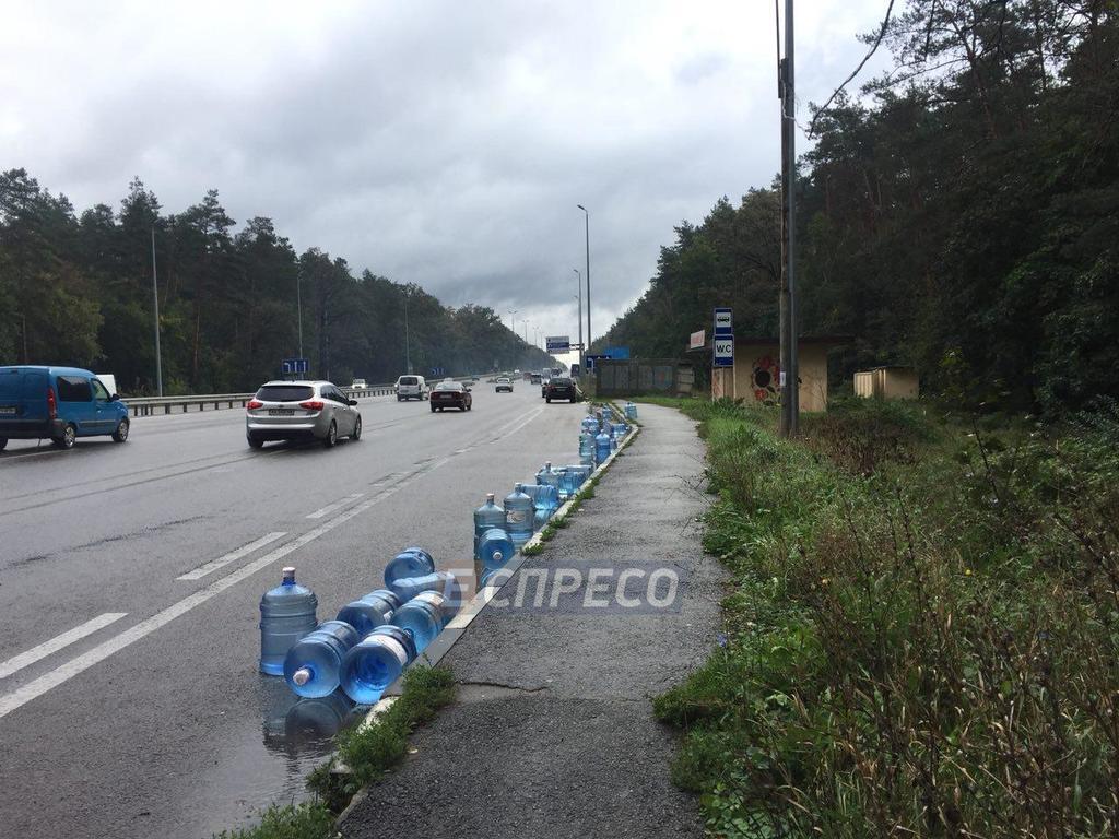 ''Розлетілися по всій дорозі'': під Києвом вантажівка врізалася у мікроавтобус