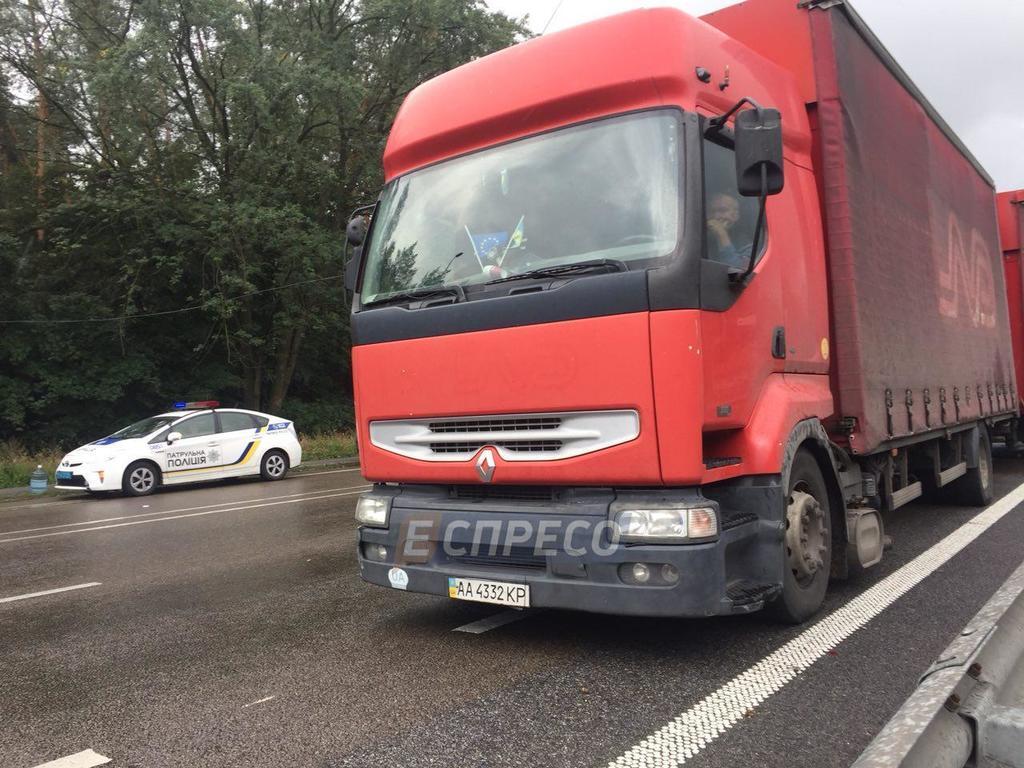 ''Разлетелось по всей дороге'': под Киевом грузовик врезался в микроавтобус 