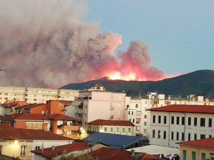Пекельне полум'я: в Італії сотні людей покинули домівки через страшну пожежу
