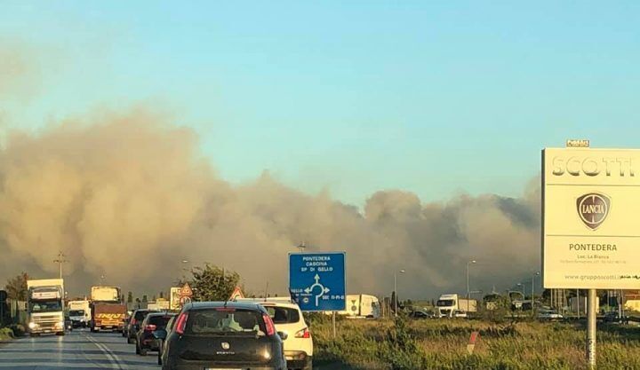 Пекельне полум'я: в Італії сотні людей покинули домівки через страшну пожежу