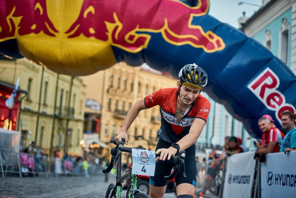 Более 200 велосипедистов покорили Андреевский спуск в соревновании Red Bull Володар Гори 2018