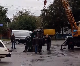Під Києвом таксі звалилося у пекельне провалля на дорозі: фото і відео НП
