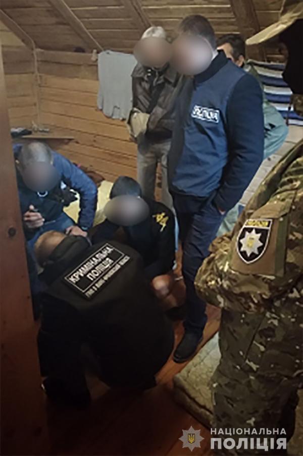 Тримали у полоні 32 особи: На Івано-Франківщині "накрили" рабовласників