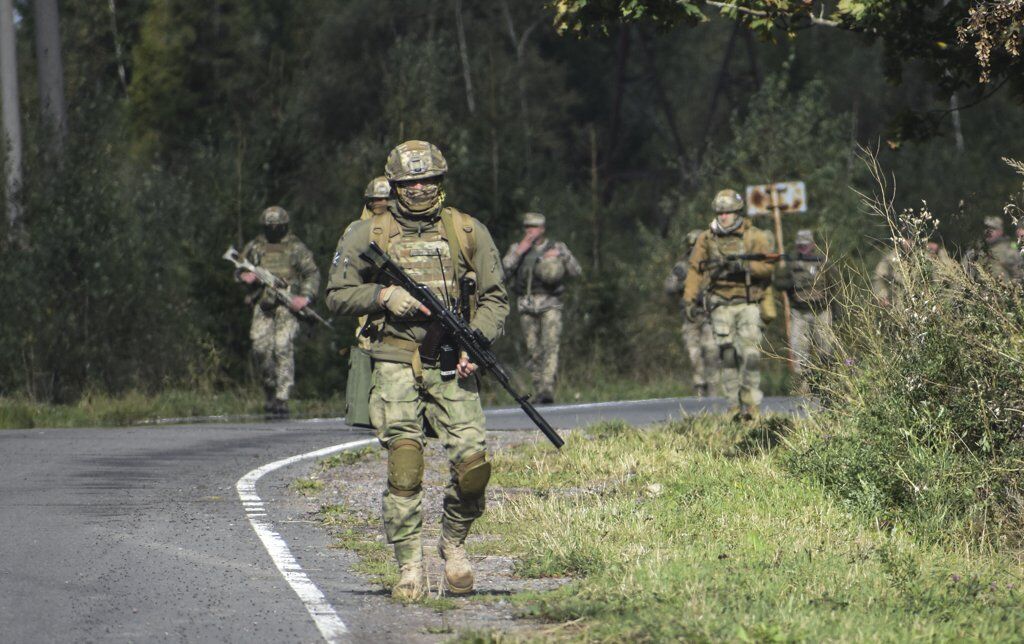 ''Зелені чоловічки'' у Карпатах: Міноборони пояснило тривожну ситуацію
